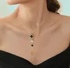 Colar de trevo de quatro folhas com coração de designer para mulher Colar de titânio em aço dourado preto branco com três floresAdvanced Titanium Steel 18K Gold Lucky Five Flower Necklace