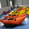 Flotteurs gonflables adaptés aux besoins du client 4-10 personnes Double rangée tour gonflable remorquable eau banane bateaux volant poisson Tube gonflable bateau de mer avec pompe