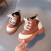 Botas para niños Primavera Otoño Nuevos zapatos para niños Botas de un solo color a juego para niños Botas de cuero de estilo británico para niñas Botas deportivas antideslizantes para caminar para bebés