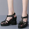 Sandalen Freizeitschuhe Frauen Echtes Leder Keile High Heel Gladiator Weibliche Knöchelriemen Sommer Runde Kappe Plattformpumpen