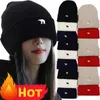 Boinas 2024 Sombrero de punto de lana de invierno Gorros Hombres Mujeres Bordado Oso Moda Cap Color Sólido Hip-Hop Sombreros Cálidos Skullies a prueba de frío