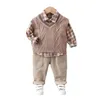 Одежда для маленьких мальчиков, весенние комплекты одежды для мам и детей, свитер, жилет, штаны для малышей, хлопковые корейские версии детского комплекта, костюм 240131