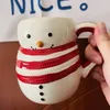 Tazze Tazza in ceramica vintage Kawaii Ins Pupazzo di neve Mantello rosso Tazza di caffè al latte Simpatici ornamenti per il desktop Vaso Decorazione della casa Portapenne Regalo