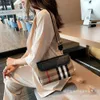 Trendiga fashionabla och mångsidiga ena axlar skeva Cross Casual Korean Edition Checkered Women s Bag Factory Direct Sales