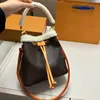 Petit sac seau à cordon de serrage en cuir et laine de créateur