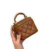 Yeni kahve tasarımcı kolu makyaj kutusu el çantası fransız markası 24 moda kadın vanity case meslekçi çantası klasik çift mektup mini orijinal deri omuz