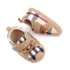 First Walkers Fashion Baby Shoes Blaid مريح ربيع ربيع وتوصيل خريف تسليم الخريف ، حذاء الأمومة DHXQW