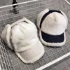 Berety bombowce czapki zima mężczyźni kobiety ciepłe rosyjskie futro Ushanka puszysty kapelusz z earflap baseball czapka jagnięcy pluszowe ochrona ucha Casquette