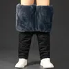 Pantaloni invernali in lana d'agnello addensati caldi Pantaloni sportivi da uomo Pantaloni casual a prova di acqua Uomo Plus Pantaloni oversize in pile 240122