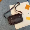 Autumn New Pu Women's ramię modna marka stary styl kwiat crossbody wolny mobilny plecak mała kwadratowa torba dla mężczyzn fabryczna sprzedaż bezpośrednia