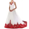 Elegant Wit en Rood A-lijn Trouwjurken Borduursels Halter Mouwloos Lang Satijnen Bruidsjurk Hofsleep Vintage Robe De Mariee 2024