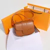 패션 안장 가방 도시 단순함 PU 핸드백 새로운 복고풍 가방 발전 한 숄더 크로스 바디 백 작은 사각형 핸드백 크로스 바디 가방 도매