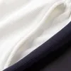 春と秋の屋外摩耗のための男性の刺繍されたスリムフィットブラックコントラストカジュアルパンツ