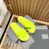 2024 Havuz Slides Terlik Erkekler İçin Kadınlar Lüks Paris Üçlü Beyaz Kırmızı Düz ​​Kauçuk Kaydırıcılar Sandalet Ünlü Tasarımcı Pantoufle Katırları Claquette Plaj Ayakkabıları