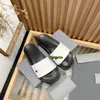 Piscina slide designer chinelos para homens mulheres casa de banho ao ar livre sapatos de praia plana sandálias de borracha letras triplo preto branco cinza sliders mules tamanho 36-45