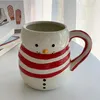 Tazze Tazza in ceramica vintage Kawaii Ins Pupazzo di neve Mantello rosso Tazza di caffè al latte Simpatici ornamenti per il desktop Vaso Decorazione della casa Portapenne Regalo