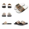 2024 Paris Sliders män kvinnor tofflor sommar glider London England Sandaler Beach Slide Ladies Flip Flops Loafers Home Plaid Pattern Slipper