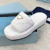 Nuevo Prad Triángulo Tejido de paja Zapatilla Sandalia Plataforma Rafias Zapatillas Diseñador Mujer para hombre Verano Tacón plano Chanclas casuales Piscina al aire libre Sliders Zapato de playa