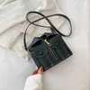 Plånböcker personlig designkänsla mode enkel avslappnad handväska 2024 västerländsk stil retro one-shoulder messenger väska