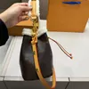 Bolsa balde pequena com cordão de couro de lã de grife