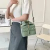 Plånböcker personlig designkänsla mode enkel avslappnad handväska 2024 västerländsk stil retro one-shoulder messenger väska