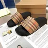 2024 Paris Sliders män kvinnor tofflor sommar glider London England Sandaler Beach Slide Ladies Flip Flops Loafers Home Plaid Pattern Slipper