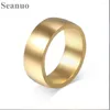サイドストーンズ付きSeanuoファッション8mm幅の結婚指輪男性 /女性のためのシンプルな厚い金色のステンレススチールリングマットデザイン