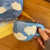 Tazza da caffè dipinta a mano con cielo blu e nuvole bianche con piattino Set di tazze da tè in ceramica fatte a mano regalo adorabile irregolare 240130