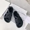 Sandalen Minimalistische gekruiste riem Romeins natuurlijk leer Linnen canvas Strandvakantie Flats Neutrale stijl Toteme-schoenen