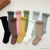 Barnstrumpor rufs Kids Knee High Socks Baby Girls Toddlers Long Soft Cotton Sock Spets Flower Children School Uniform Socks i 0-8 år