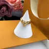 Paris Designer Gold Rings Moderna stilfulla underbara diamantvigger mode kvinnliga smycken tillbehör med box dammväska louiselies vittonlies