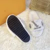 Designer tofflor sandaler flip-flops mode icke-halkkvinnor tofflor broderade ord mor och dotter fluffiga fluffiga lyx tofflor varm inomhus med låda