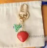Keychain Designer Key Chain Luxury Bag Charm Ladies Car Men Classic Letter Strawberry Ring Fashion Accessories Söta present utsökta trevligt 7RVV