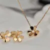 24SS Designer Van Cleff Armband VCAS FANJIA Lucky Clover Necklace Womens Electropated Thick Gold 18K Rose Gold Mini Large Petals Minimalist ClaVicle Chain i