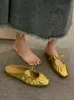 슬리퍼 노새를위한 노새 2024 Ladies 'Shoes Low Gold Sandals Pantofle Cover 발가락은 평평한 고무 레트로 본드 가죽 pu h