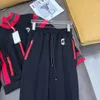 Dwuczęściowe spodnie Designer Designer Tracksuit Stojący zestaw Sweter Sweter Sweter Sweter Sweter Para Nowy haftowany garnitur sportowy Zo8o