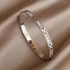 Bangle clássico de aço inoxidável oco carta charme pulseira para mulheres pulseiras de cristal à prova de ferrugem pulso jóias presente festa