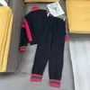 Dwuczęściowe spodnie Designer Designer Tracksuit Stojący zestaw Sweter Sweter Sweter Sweter Sweter Para Nowy haftowany garnitur sportowy Zo8o