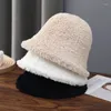 Berets bonito balde de pelúcia chapéu para mulheres outono inverno quente macio macio pele cúpula pescador boné largo borda dobrável cor lisa gorros em branco