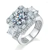 クラスターリングHoyon Moissanite Ring Luxury T Square 18Kホワイトゴールドカラーダイヤモンドスタイル5攻撃的な男子パーティーでいっぱい