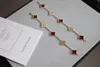 2024 كلاسيكي 4/أربع أوراق Clover Bracelet White Red Blue Agate Shell Mother-Pearl Charm Bracelets 18K Gold Pustered Wedding Wedding Modelry Jewelry Q4