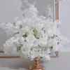 Dekoracyjne kwiaty ślubne jedwabna kula kwiatowa białe róże Dekoracja okna wiśniowego w tle centrum handlowe Hale wystawowe
