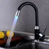 Rubinetti della cucina Rubinetto a LED Rubinetto per lavello in rame Rubinetto per lavabo montato sul piano Sensore di temperatura Miscelatore acqua fredda a colori Maniglia singola