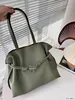 Axelväska kvinnor luxurys designer handväska mini axel sadel svart brun klaff äkta läder crossbody väskor o1829n