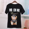 Designers Mens Womens Camisetas Moschino Camisetas Moda Carta Impressão Manga Curta Lady Tees Luxurys Roupas Casuais Tops T-shirt ZM