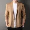 Cappotto da uomo di lusso leggero di fascia alta con colletto lavorato a maglia cardigan in maglia primavera e autunno moda tasca casual maglione scialle di colore solido 240202