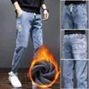 Män jeans Autumn Winter Warm Plush Foded Drawstring Elastic Midje denim Pants Pockets Casual Loose Moft Male Cuffed Trousers 240124