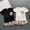 Ny barns sommar kortärmade shorts tvådelar set mode pojkar flickor kläder klassiska barn t-shirt pläd set csd2402173-8