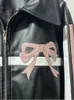 Kvinnorjackor Kontrast Bow Printed Black Leather Jacket Cool Lapel Pickel Pockets Långärmrockar 2024 Spring Motocycle Streetwear