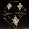 Set di gioielli per il corpo sexy di moda con catena di strass, reggiseno e perizoma, set di imbracatura con brillantini, catena per il petto e mutandine, catena di lingerie di fiori 240127